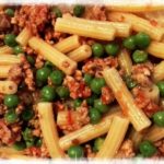 Pasta ragù di maiale e pisellini