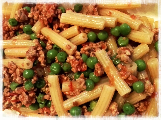 Pasta ragù di maiale e pisellini